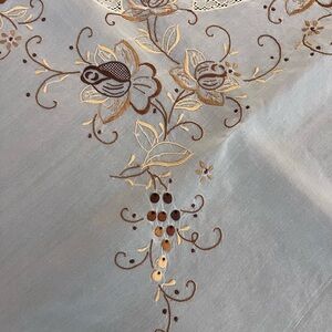 NWOT 97x64 Vintage Embroidered Tablecloth w 8 Napkins Lightweight Floral Autumn